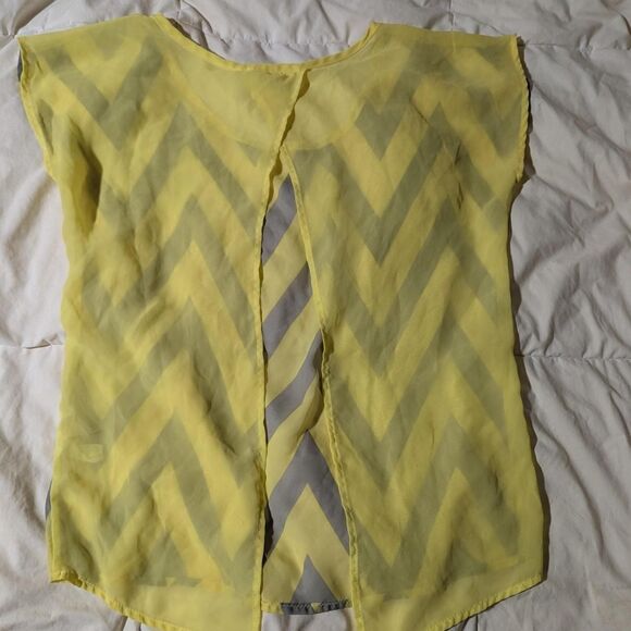 Sheer Women's medium Grey and Yellow Chevron Blouse with open back EUC - Picture 4 of 6